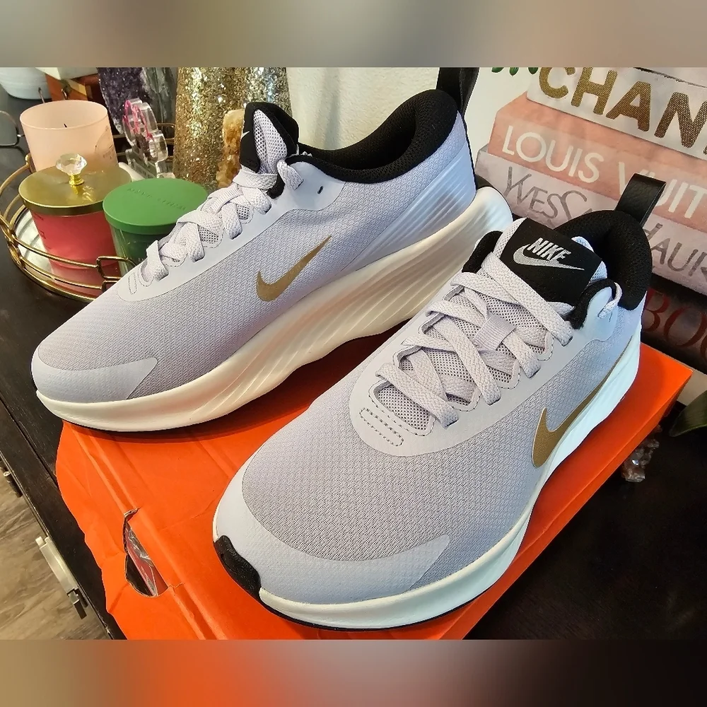 Nike Legend Essential 4 Womans Walking Shoe. Size 8 .5
